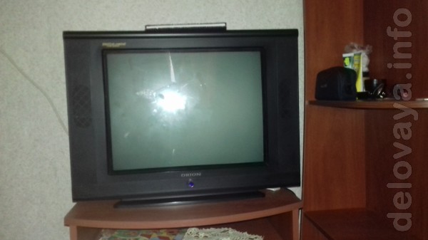 Продам телевизор  в работе был мало , в ремонте не был + тумба под тв