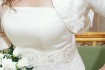 Короткое свадебное платье с атласной накидкой (болеро) + туфли в пода фото № 1