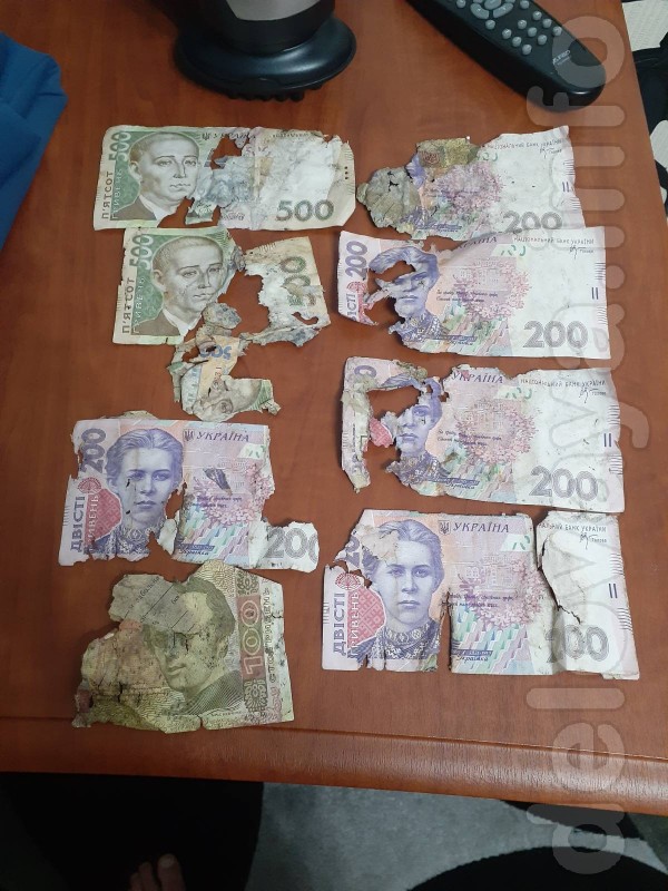 Рваная купюра. Как обменять рваную купюру. Как обменять рваную купюру. Замена поврежденных купюр. Обмен испорченных купюр.