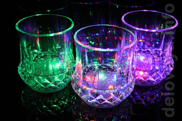 Светящиеся стаканы, настоящее произведение искусств, с помощью которо